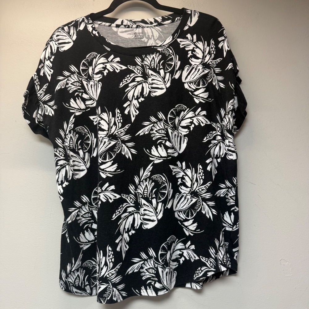 Crown & Ivy Floral Top Women XL Black White Excellent Cotton Modal Short Sleeve
